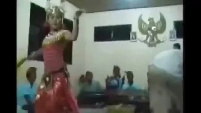 ఎబోనీ షీమేల్ చీర్లీడర్ తెల్లటి కాక్ డీప్‌త్రోట్ తెలుగులో రియల్ సెక్స్ పీల్చుతోంది