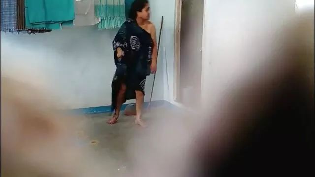 భారీ టిట్‌లతో ఉన్న BBW బామ్మ, పక్కకు ఉన్న బిఎఫ్ సెక్స్ తెలుగులో స్థితిలో ఆమె క్లామ్‌లో లోతుగా వ్రేలాడదీయబడింది